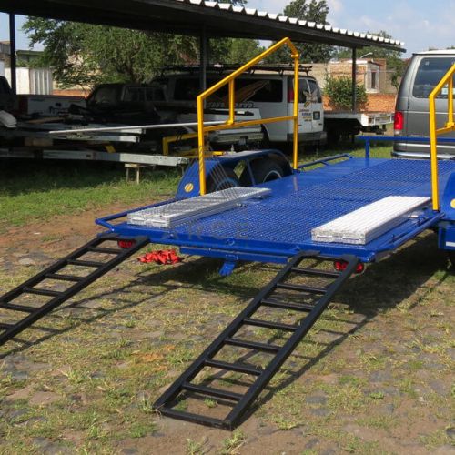 Remolque tipo plataforma diseño adaptable para transporte de varios vehículos a la vez con rampas movibles