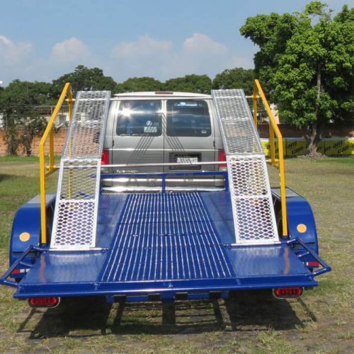 Remolque tipo plataforma diseño adaptable para transporte de varios vehículos a la vez con rampas movibles