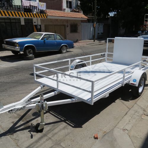 Remolque tipo plataforma ideal para transportar un carrito por su rampa con lámina lisa al centro