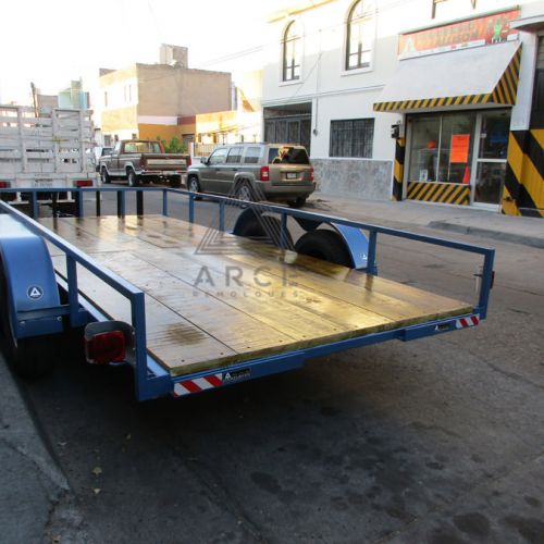Remolque tipo plataforma con rampas movibles, piso de madera. Ideal para transportar carros o camionetas