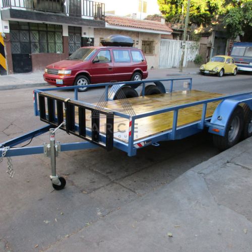 Remolque tipo plataforma con rampas movibles, piso de madera. Ideal para transportar carros o camionetas