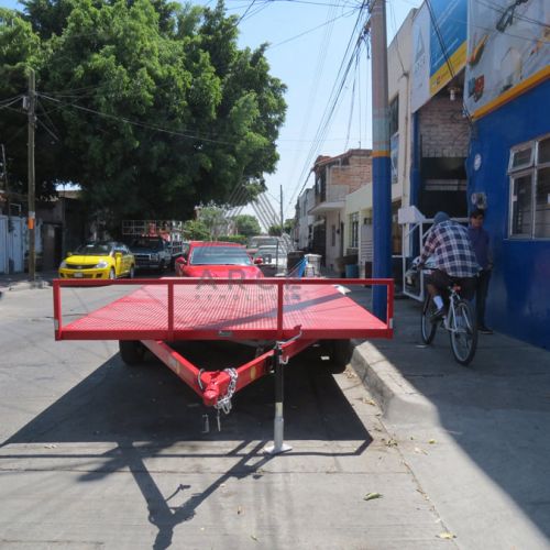 Remolque tipo plataforma de cama alta, ideal para transporte de materiales