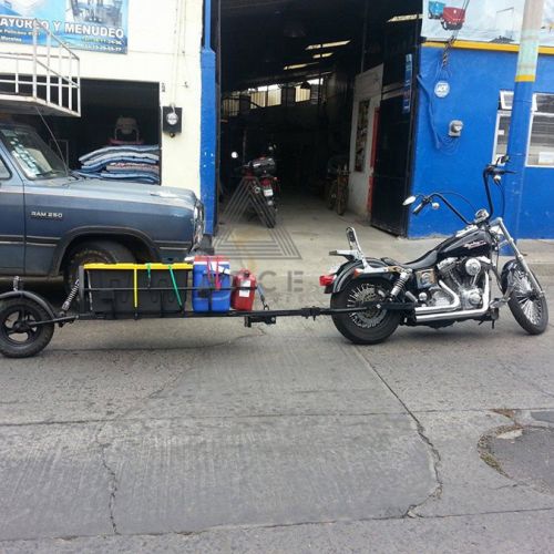 Remolque diseñado para ser tirado por un moto con capacidad para transporte de equipaje y accesorios