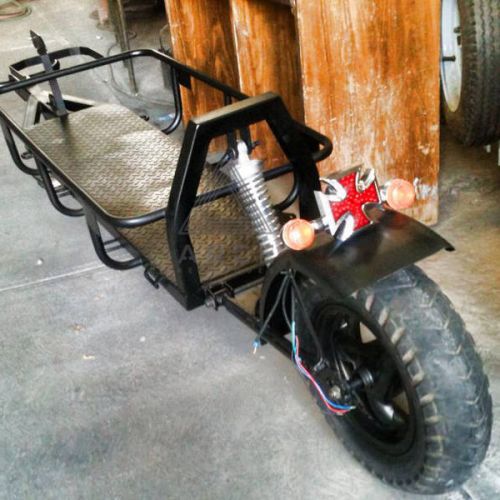 Remolque diseñado para ser tirado por un moto con capacidad para transporte de equipaje y accesorios
